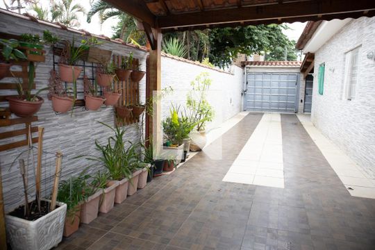 Garagem de casa à venda com 5 quartos, 400m² em Vila Nilo, São Paulo