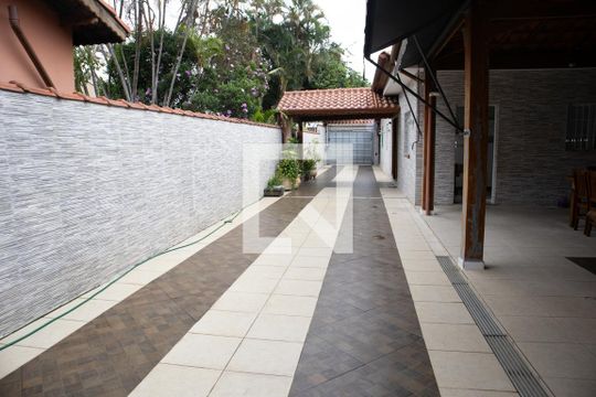 Garagem de casa à venda com 5 quartos, 400m² em Vila Nilo, São Paulo