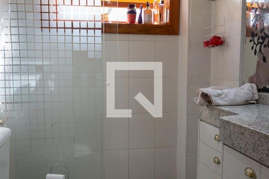 Banheiro 1 de casa à venda com 5 quartos, 497m² em Caxingui, São Paulo