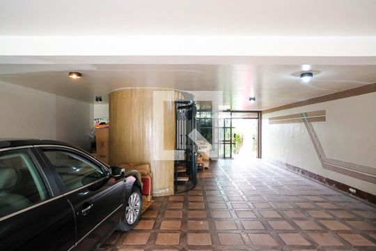 Garagem de casa à venda com 3 quartos, 600m² em Barcelona, São Caetano do Sul