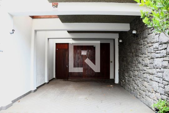 Garagem de casa para alugar com 4 quartos, 740m² em Água Branca, São Paulo