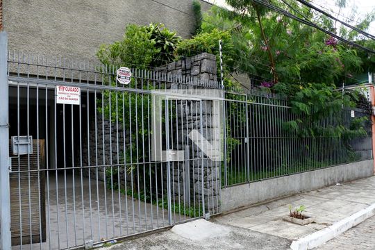 Fachada de casa para alugar com 4 quartos, 740m² em Água Branca, São Paulo