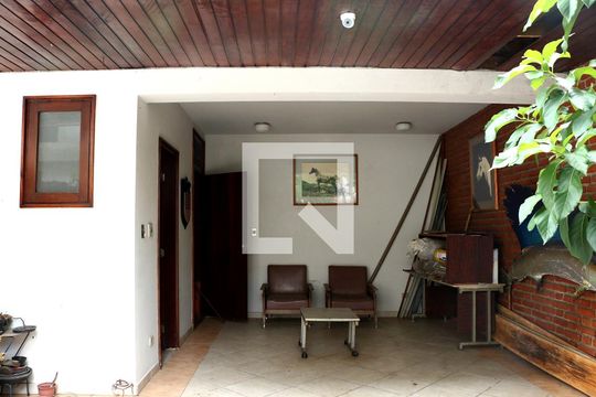 Area externa de casa para alugar com 4 quartos, 740m² em Água Branca, São Paulo