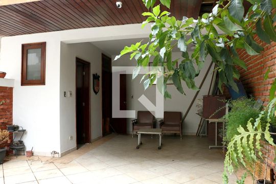 Area externa de casa para alugar com 4 quartos, 740m² em Água Branca, São Paulo