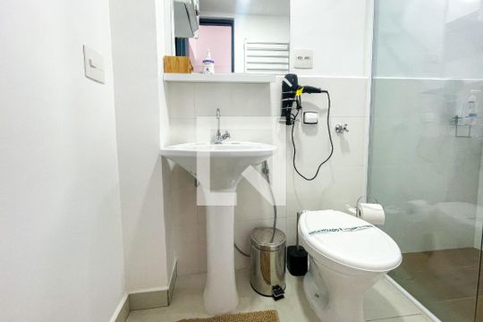 Banheiro de kitnet/studio para alugar com 1 quarto, 33m² em Bela Vista, São Paulo