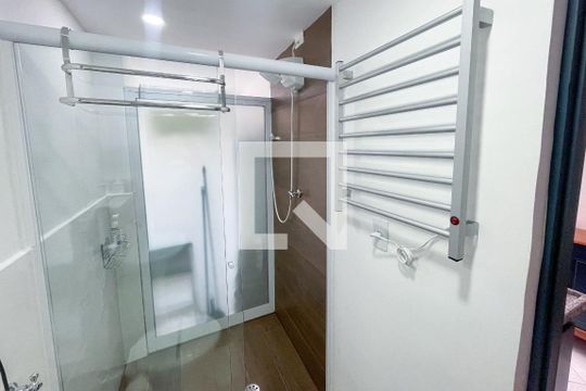 Banheiro de kitnet/studio para alugar com 1 quarto, 33m² em Bela Vista, São Paulo