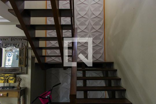 Escada de casa à venda com 3 quartos, 212m² em Mauá, Novo Hamburgo