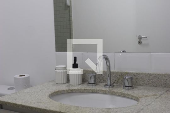 Banheiro  de kitnet/studio para alugar com 1 quarto, 27m² em Pinheiros, São Paulo