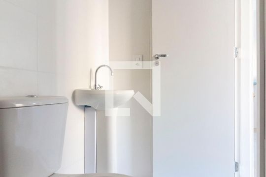 Banheiro de apartamento para alugar com 2 quartos, 34m² em Vila Carmosina, São Paulo