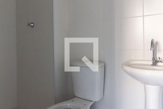 Banheiro de apartamento para alugar com 2 quartos, 34m² em Vila Carmosina, São Paulo
