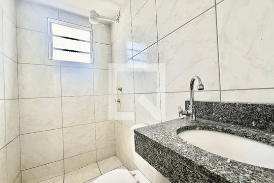Banheiro de apartamento à venda com 2 quartos, 45m² em Kennedy, Contagem