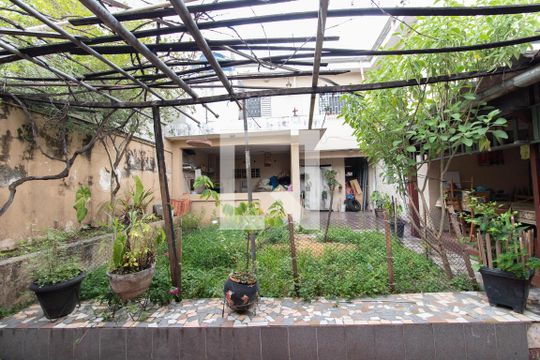Quintal de casa à venda com 8 quartos, 400m² em Vila Nilo, São Paulo