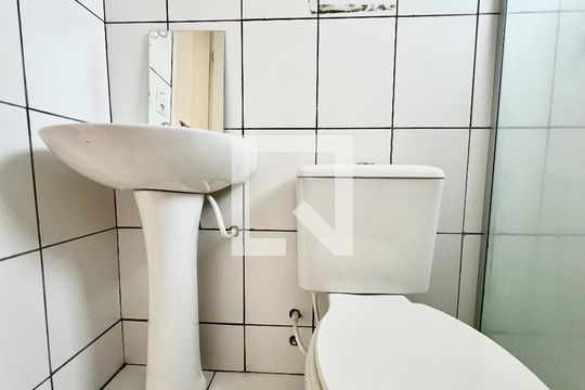 Banheiro de apartamento para alugar com 2 quartos, 45m² em Cabral, Contagem