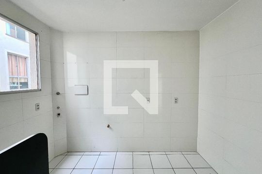 Cozinha de apartamento para alugar com 2 quartos, 45m² em Cabral, Contagem