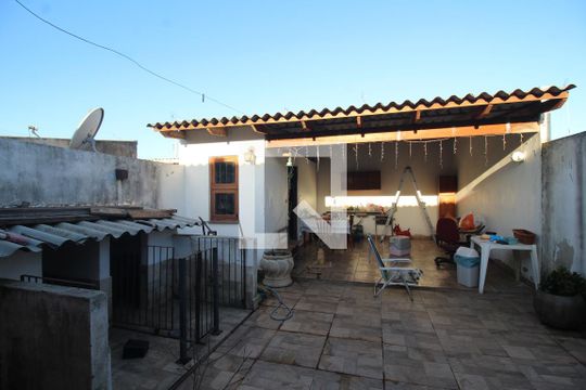 Área externa de casa à venda com 2 quartos, 120m² em São José, Canoas