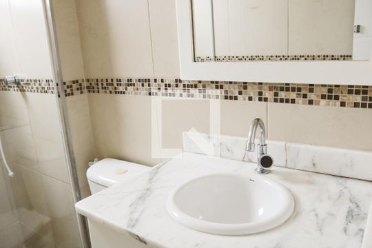 Banheiro de apartamento à venda com 2 quartos, 52m² em Parque Maria Domitila, São Paulo