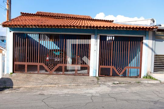 Fachada de casa à venda com 3 quartos, 320m² em Km 18, Osasco