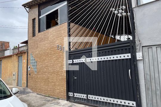 Fachada de casa à venda com 2 quartos, 100m² em Industrial, Contagem