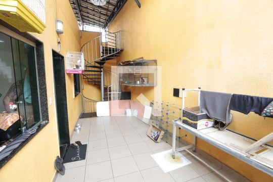 Garagem de casa à venda com 2 quartos, 100m² em Industrial, Contagem