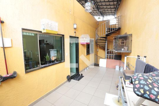 Garagem de casa à venda com 2 quartos, 100m² em Industrial, Contagem