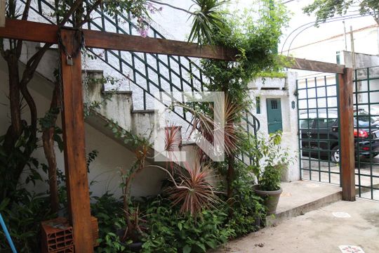 Quintal de casa à venda com 3 quartos, 200m² em Jardim Avelino, São Paulo