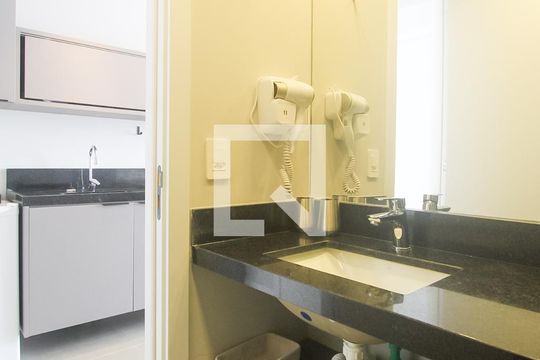 Banheiro de apartamento para alugar com 1 quarto, 24m² em Auxiliadora, Porto Alegre