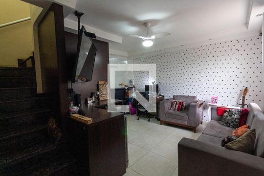 Sala de casa de condomínio para alugar com 2 quartos, 105m² em Vila Talarico, São Paulo