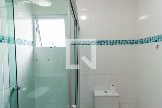 Banheiro da Suíte 1 de casa de condomínio para alugar com 2 quartos, 105m² em Vila Talarico, São Paulo