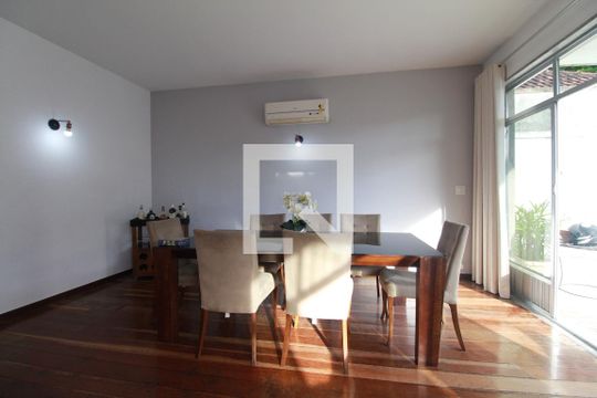 Sala de casa de condomínio à venda com 5 quartos, 180m² em Anil, Rio de Janeiro