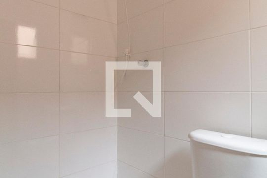 Banheiro Suíte 2 de casa de condomínio para alugar com 2 quartos, 65m² em Vila Pierina, São Paulo