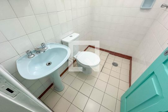 Banheiro de casa para alugar com 1 quarto, 60m² em Vila Romana, São Paulo