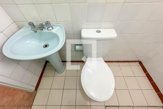 Banheiro de casa para alugar com 1 quarto, 60m² em Vila Romana, São Paulo