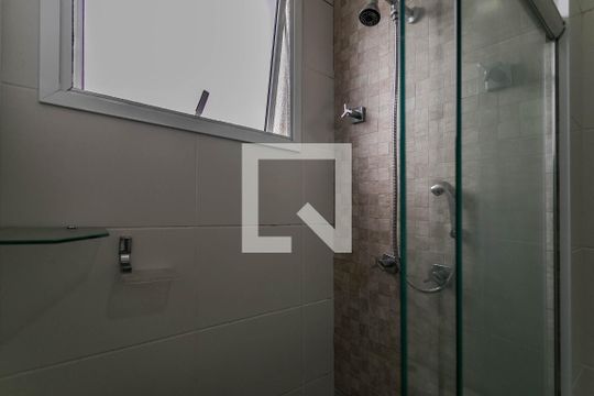 Banheiro de apartamento para alugar com 1 quarto, 43m² em Loteamento Mogilar, Mogi das Cruzes