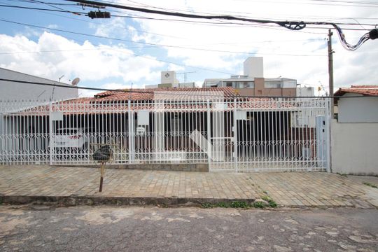 Fachada de casa à venda com 5 quartos, 332m² em Planalto, Belo Horizonte