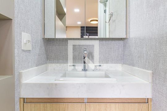 Banheiro de apartamento para alugar com 1 quarto, 45m² em Cerqueira César, São Paulo