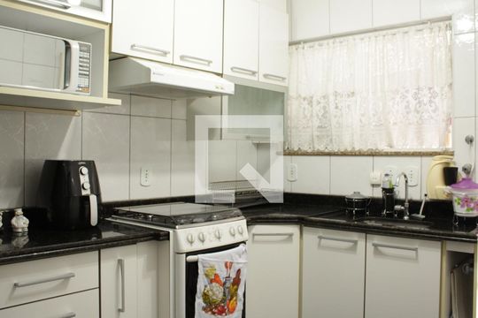 Cozinha de casa de condomínio à venda com 3 quartos, 160m² em Vila Bertioga, São Paulo