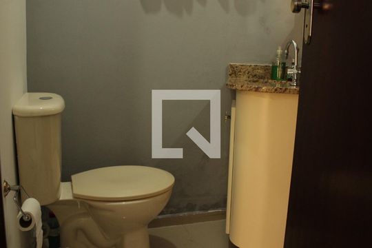 Banheiro de casa de condomínio à venda com 3 quartos, 160m² em Vila Bertioga, São Paulo