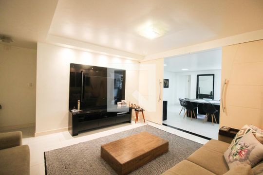 Casa à venda com 4 quartos, 350m² em Vila Cláudia, São Paulo