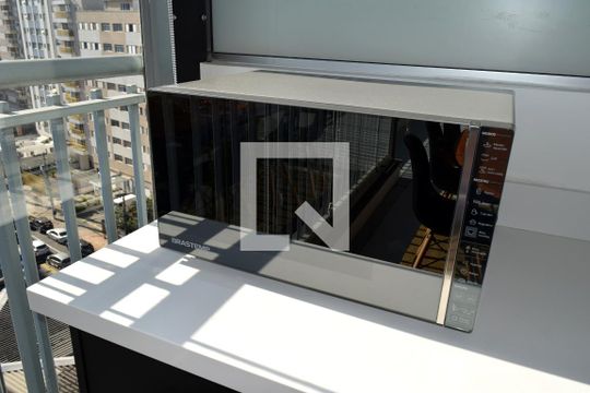 Cozinha/Sala de jantar - detalhe microondas de apartamento para alugar com 1 quarto, 72m² em Sumarezinho, São Paulo