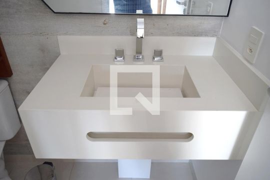 Banheiro da suíte de apartamento para alugar com 1 quarto, 72m² em Sumarezinho, São Paulo
