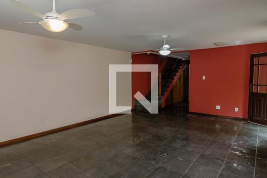 Sala de casa de condomínio para alugar com 4 quartos, 340m² em Recreio dos Bandeirantes, Rio de Janeiro