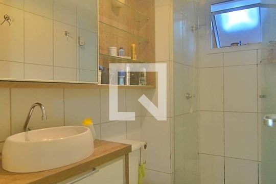 Banheiro de apartamento à venda com 2 quartos, 49m² em Mato Grande, Canoas