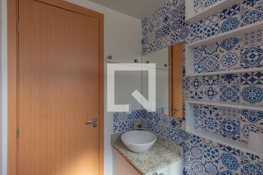 Banheiro de apartamento à venda com 2 quartos, 42m² em Estância Velha, Canoas