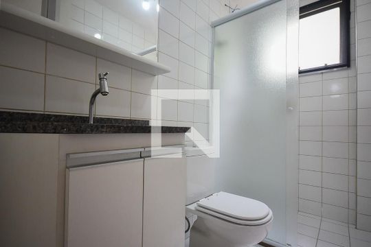 Banheiro de apartamento para alugar com 2 quartos, 56m² em Parque Taboão, Taboão da Serra