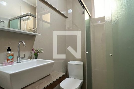 Banheiro Corredor de casa à venda com 3 quartos, 200m² em Vila Paulista, São Paulo