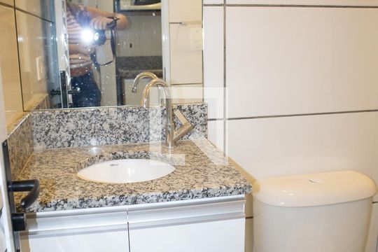 Banheiro de kitnet/studio para alugar com 1 quarto, 25m² em Vila Medeiros, São Paulo