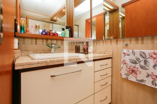 Banheiro da Suíte de apartamento à venda com 2 quartos, 176m² em Jardim Lindóia, Porto Alegre
