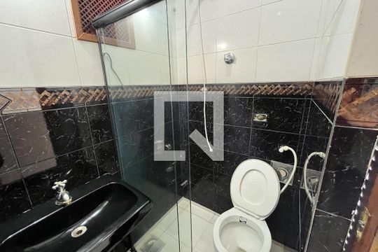 Banheiro de kitnet/studio para alugar com 1 quarto, 15m² em Centro, Rio de Janeiro