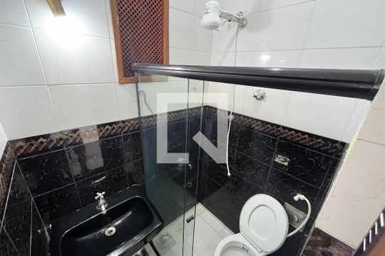 Banheiro de kitnet/studio para alugar com 1 quarto, 15m² em Centro, Rio de Janeiro