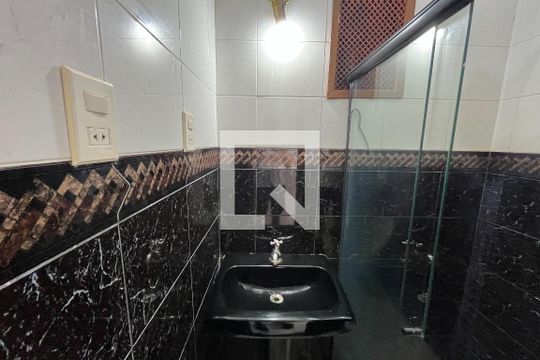 Banheiro de kitnet/studio para alugar com 1 quarto, 15m² em Centro, Rio de Janeiro